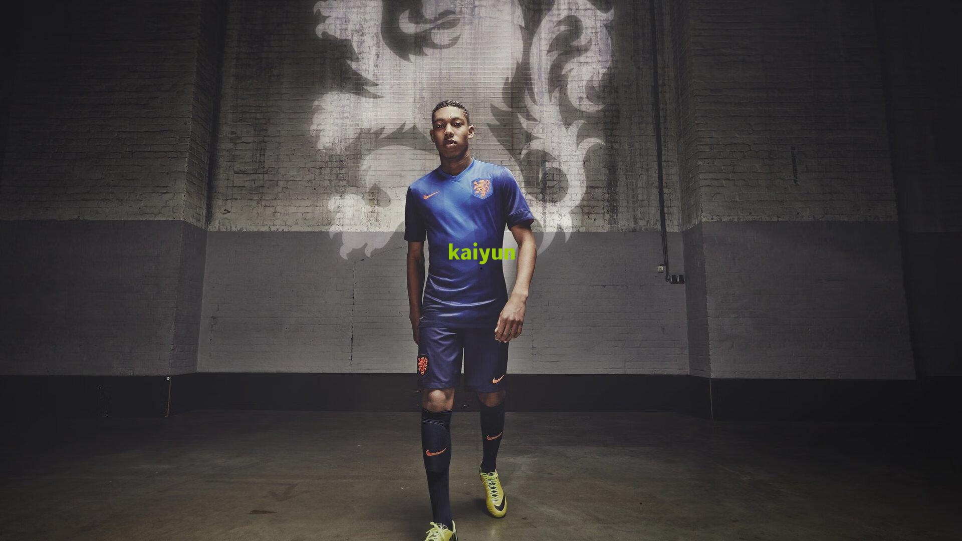 荣耀归战友，心绪各不同，利雅得新月更衣室庆祝库利巴利非洲杯折桂，门神布努笑容背后的五味杂陈